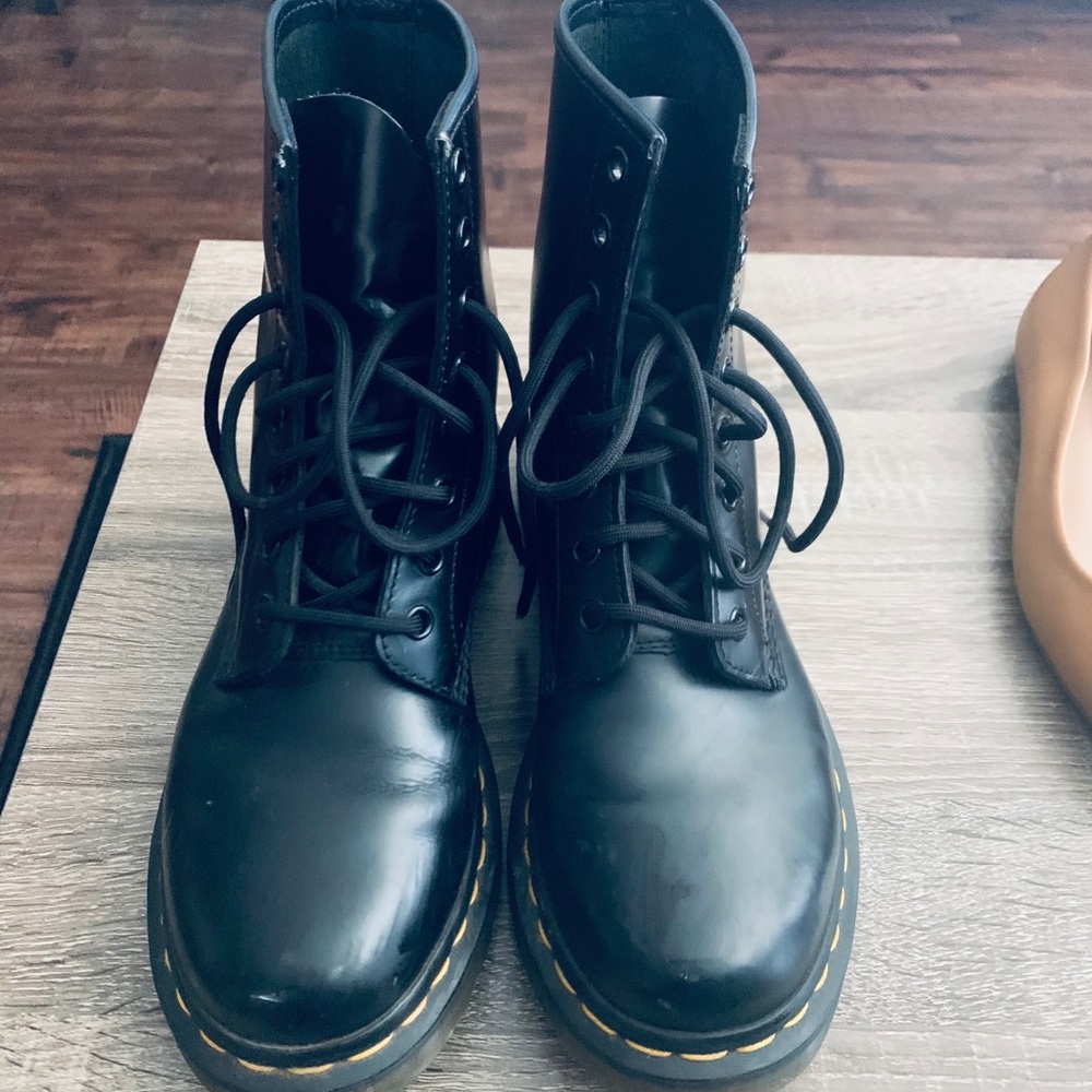 Dr. Marten’s 
1460 SMOOTH LEATHER LACE UP BOOTS